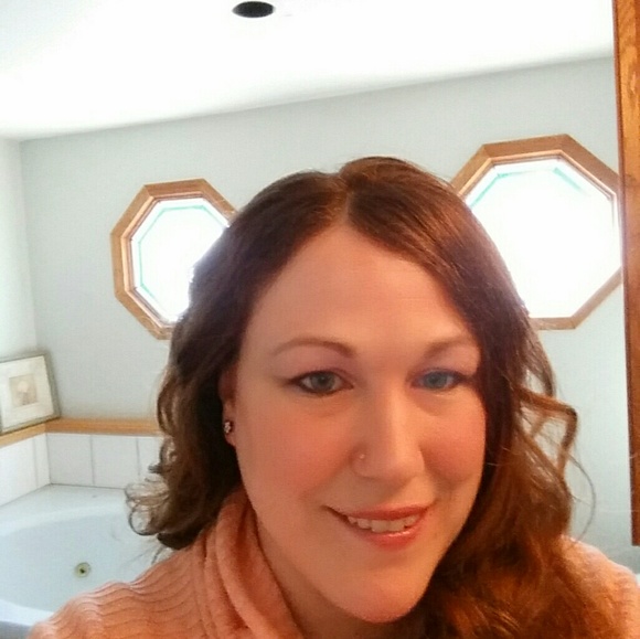 Profile Picture of Amy Fish (@amymfish) on Poshmark