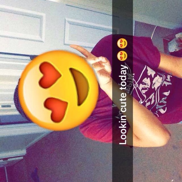 Profile Picture of Alyssia Hardge (@bvbble_gvppies) on Poshmark