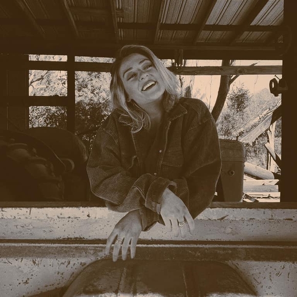 Profile Picture of Ivy Torres (@ivyjadet84) on Poshmark