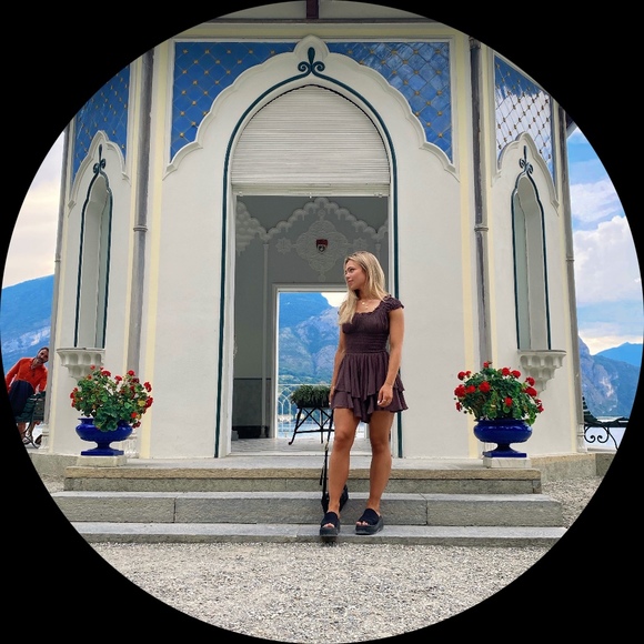 Profile Picture of Nattalia Sinclaire (@nattalias) on Poshmark