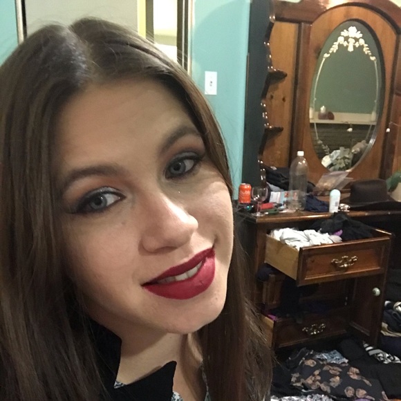 Profile Picture of Crystal Wallace (@cryswall87) on Poshmark