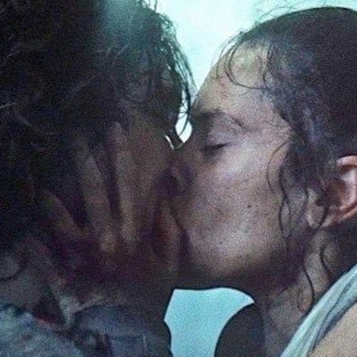 Profile Picture of Rey And Ben Kissing Bot (@reylokissingbot) on Twitter