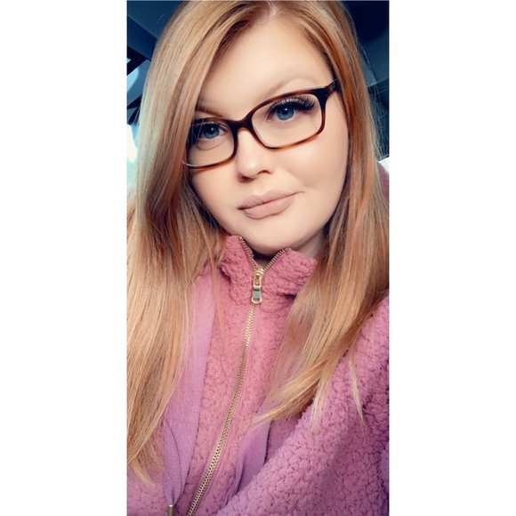 Profile Picture of Jennifer Hiscock (@jenniferhiscock) on Poshmark