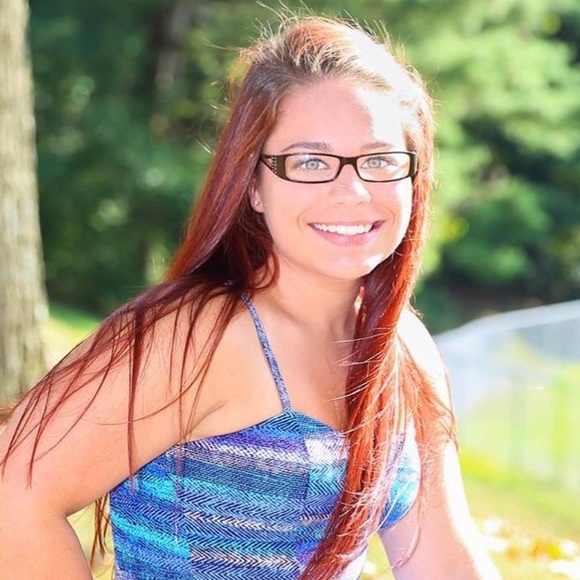 Profile Picture of Emily Oehling (@emilyooo) on Poshmark