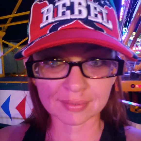 Profile Picture of Roxanne Linsinbigler (@rlinsinbigler) on Poshmark