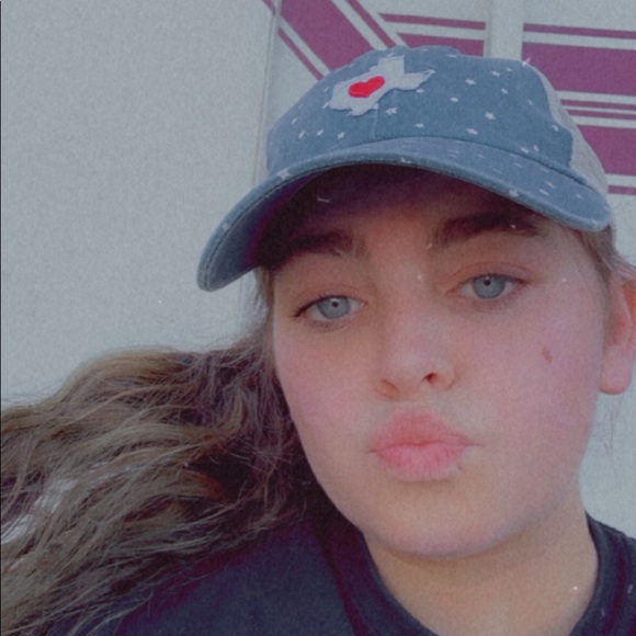 Profile Picture of Sarah Greeness (@sarahkat10) on Poshmark