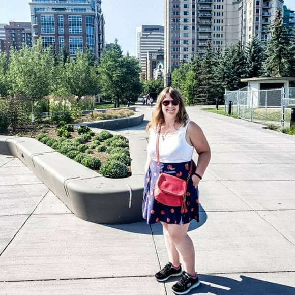 Profile Picture of Andrea Karwandy (@fine_and_andi) on Poshmark