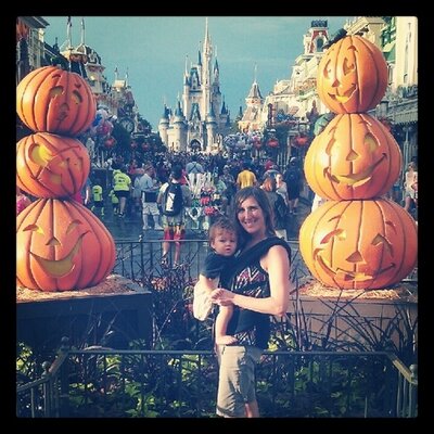 Profile Picture of Julie Holcomb (@juliesholcomb) on Twitter