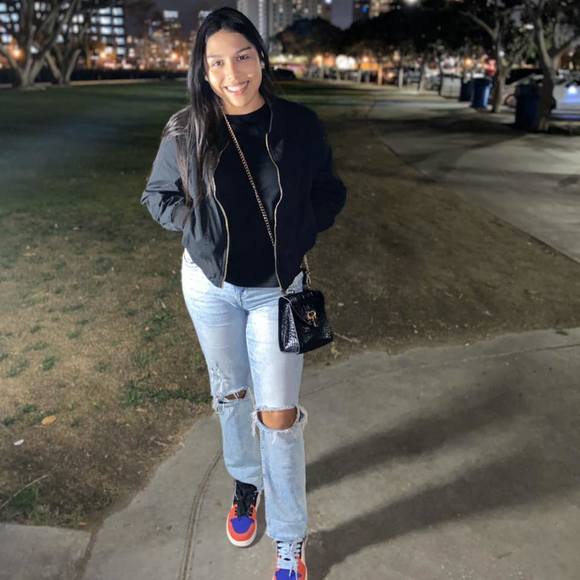 Profile Picture of Ilse Martinez (@ilsemar10) on Poshmark