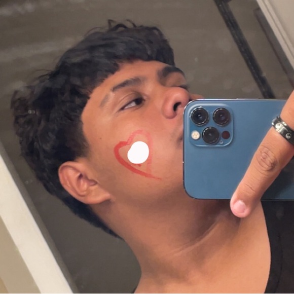 Profile Picture of Juan Lazos (@juanlazos) on Poshmark