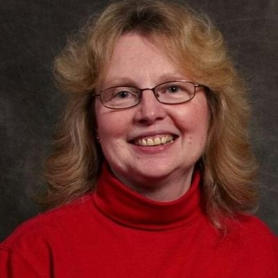 Profile Picture of Lori Young  🌹 (@BoomerSocialist) on Twitter