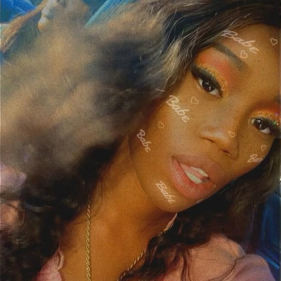 Profile Picture of Trinna Howard (@triinnaa) on Poshmark
