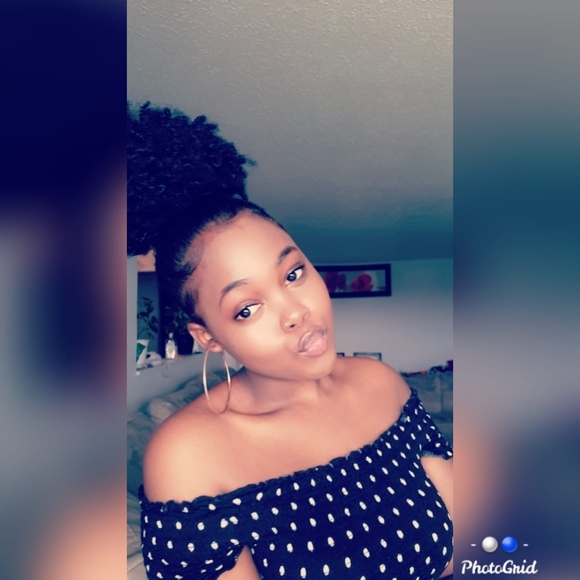 Profile Picture of Lysette Chretienne (@lysette_c) on Poshmark