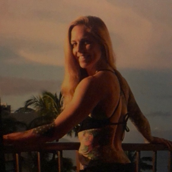Profile Picture of Lauren Tivey (@laurentivey81) on Poshmark