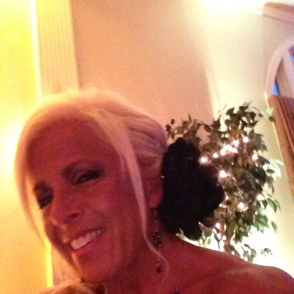 Profile Picture of Paula Heller (@paulaheller) on Poshmark