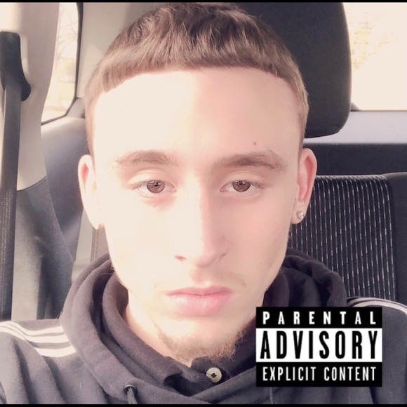 Profile Picture of Julian Perry (@julianp34) on Poshmark