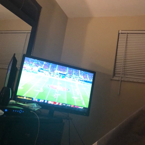 Profile Picture of Devin Ephron (@devindede) on Poshmark