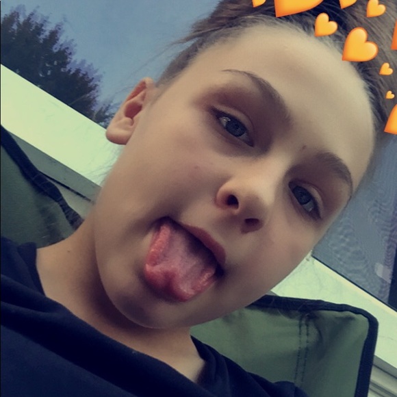 Profile Picture of Zoe Noneman (@zoenoneman) on Poshmark