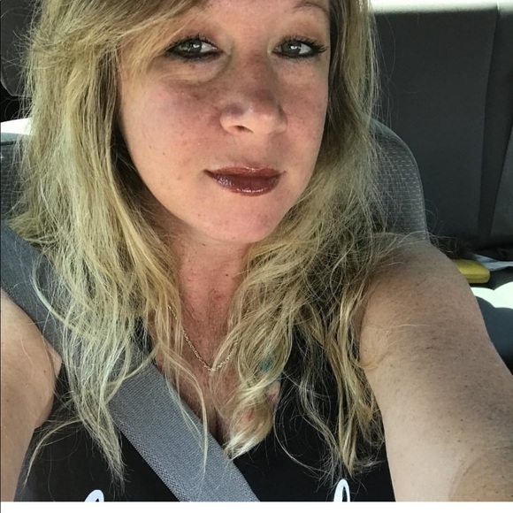 Profile Picture of Barbara Fayles (@snapdrop) on Poshmark