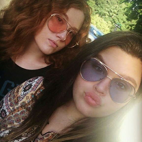 Profile Picture of Andrea Deronde (@xxandread) on Poshmark