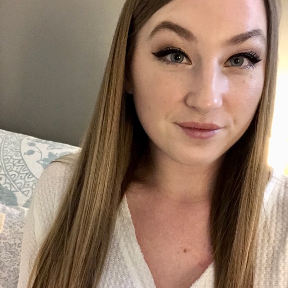 Profile Picture of Erika Graf (@erika_graf) on Poshmark