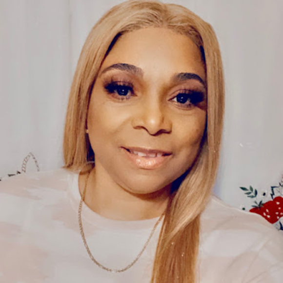 Profile Picture of Edwina Robinson (@edwinarobins438) on Poshmark