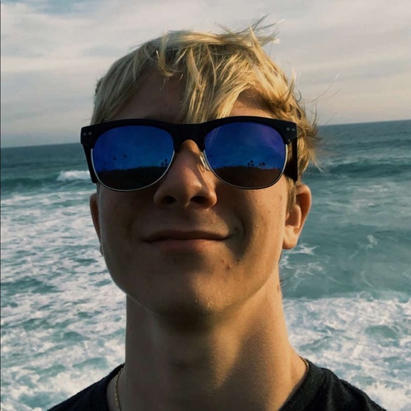Profile Picture of Matthew Knight (@mknight21) on Poshmark