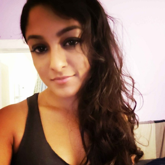 Profile Picture of Felicia Binda (@fbinda) on Poshmark