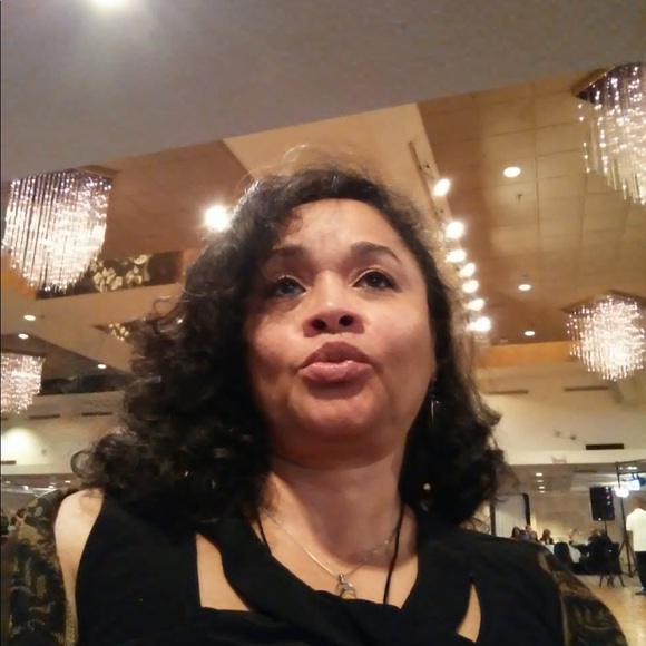 Profile Picture of Ivy Pena (@ivanis8485) on Poshmark