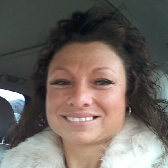 Profile Picture of Julia Skinner (@mah0420) on Poshmark