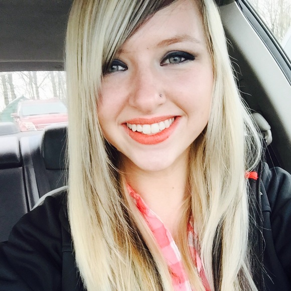 Profile Picture of Lindsey Adams (@lindseyt91) on Poshmark