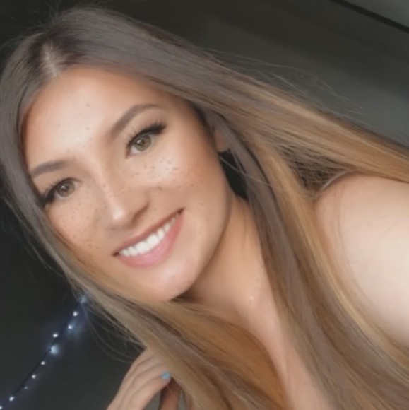 Profile Picture of Destiny Ferrua (@ferruadestiny12) on Poshmark