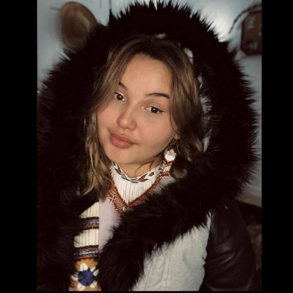 Profile Picture of Nelly-ann Labbé (@nellyalbb) on Poshmark