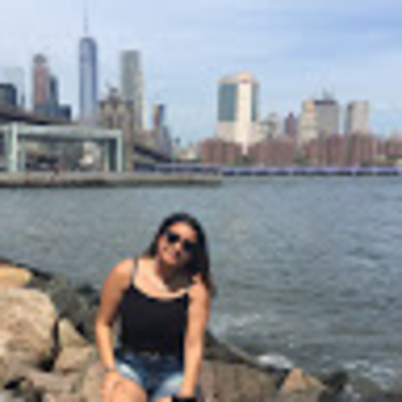 Profile Picture of Maya Singh (@mayacasingh10) on Poshmark