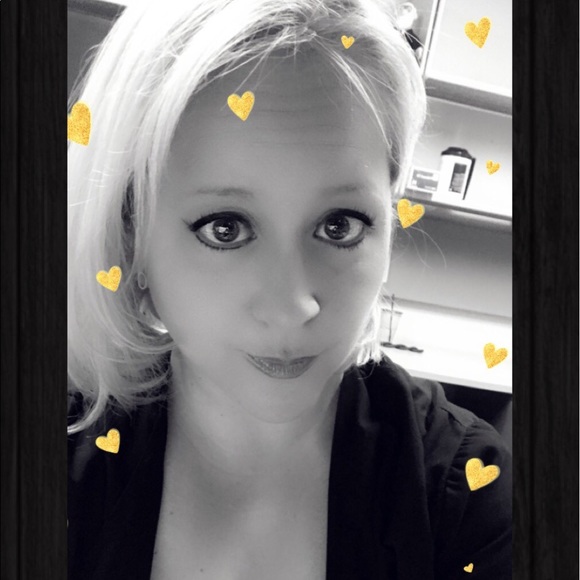 Profile Picture of Erica Pedersen (@4winter35) on Poshmark