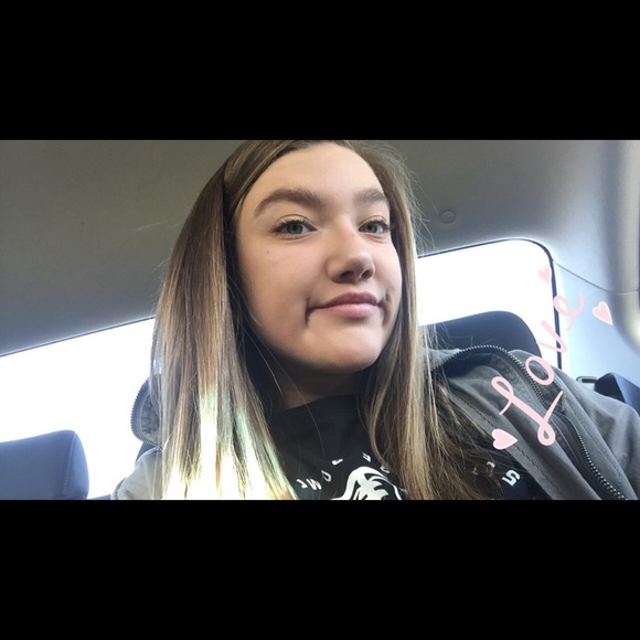 Profile Picture of Allison Gestl (@aallisongg) on Poshmark