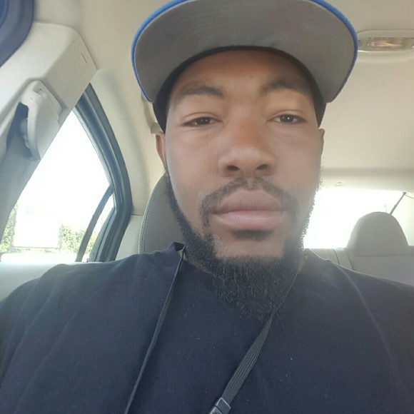 Profile Picture of R Frank (@frank84) on Poshmark