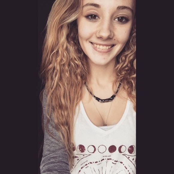 Profile Picture of Chloe Browne (@cpb15) on Poshmark