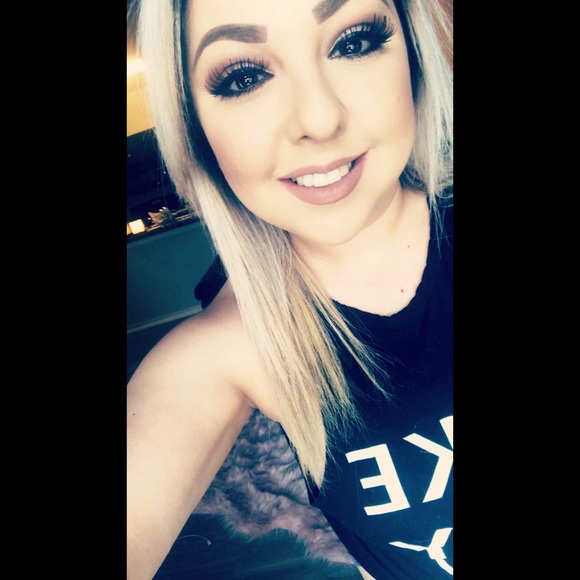 Profile Picture of Desiree Ramos (@stilettosdes) on Poshmark
