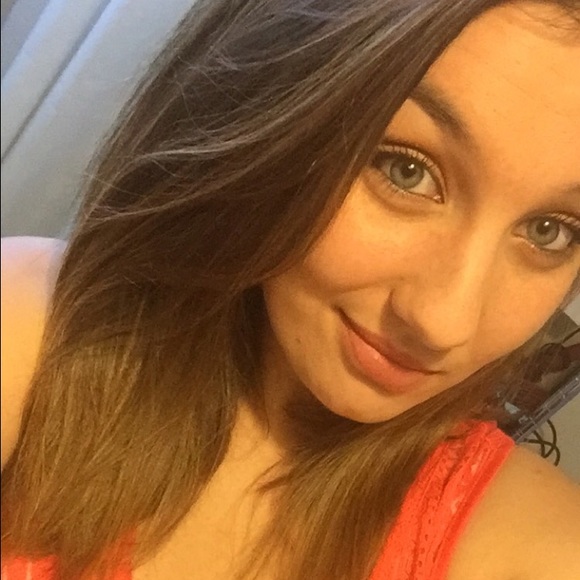 Profile Picture of Leah Heldreth (@leahnicole0523) on Poshmark