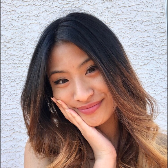 Profile Picture of Joelle Lynn (@hunnybunberrie) on Poshmark