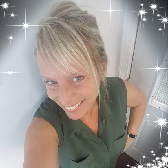 Profile Picture of Lisa Houpy (@lisahoupy) on Poshmark