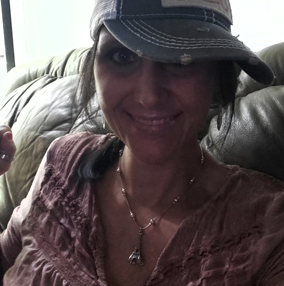 Profile Picture of April Ramsey (@aprilramsey32) on Poshmark