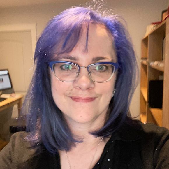 Profile Picture of Christa Eidsness (@christaeidsness) on Poshmark