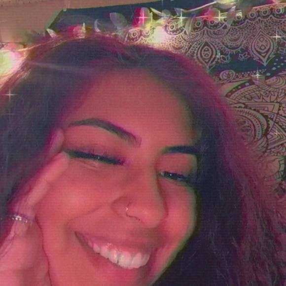 Profile Picture of Alexa Uribe (@ale_urriibbe) on Poshmark