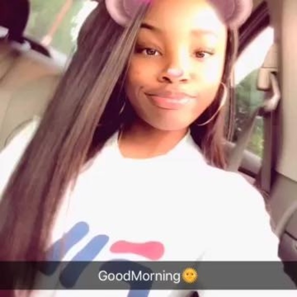 Profile Picture of Yonna Yonna (@yyonna) on Poshmark