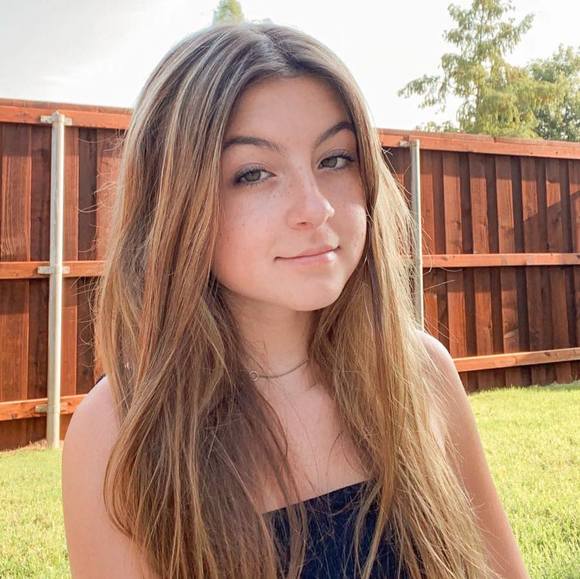 Profile Picture of Emma Westdyk (@emmawestdyk) on Poshmark
