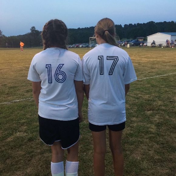 Profile Picture of Leah Long (@leah_longg) on Poshmark