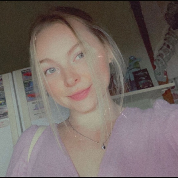 Profile Picture of Haley Rotter (@haleymrotter) on Poshmark