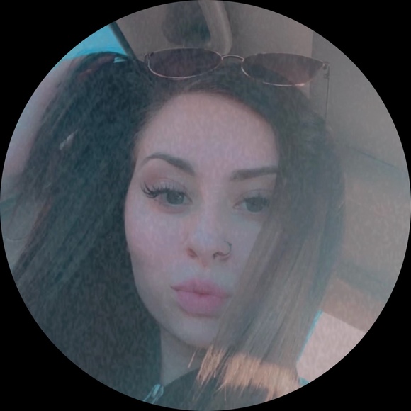 Profile Picture of Ashley Bringer (@bringerashley) on Poshmark